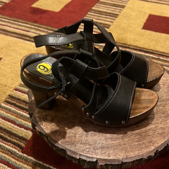 Leather strap platform sandal. Never been worn. 5in heel. Shiny wood grain heel - Picture 2 of 4